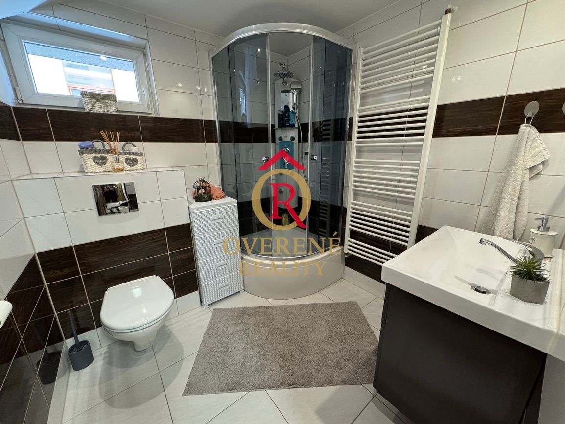 NA PREDAJ : Luxusný, kompletne zariadený rodinný dom – Ivach - 16