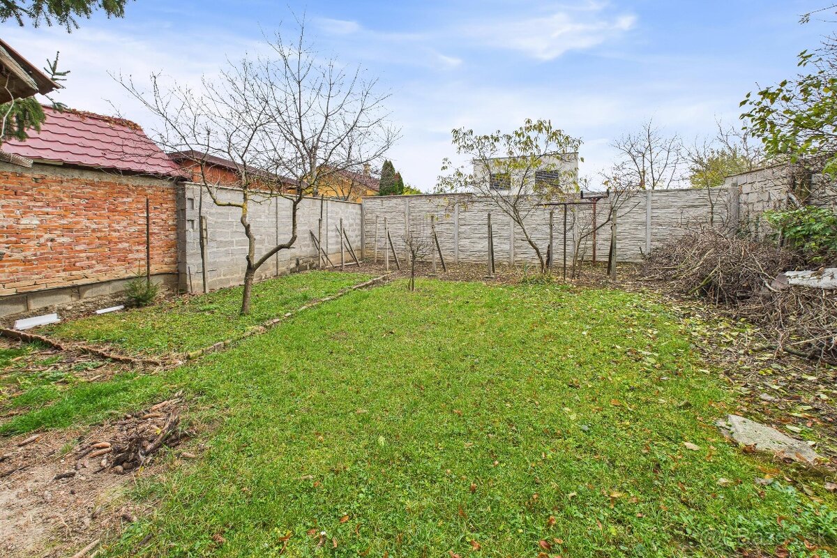 Vidiecky 3-izbový rodinný dom s letnou kuchyňou a dielňami – - 16