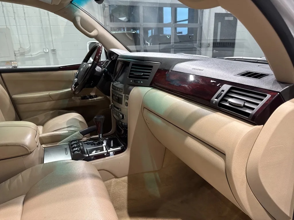 2011 LEXUS LX570 - 8 miest - 16