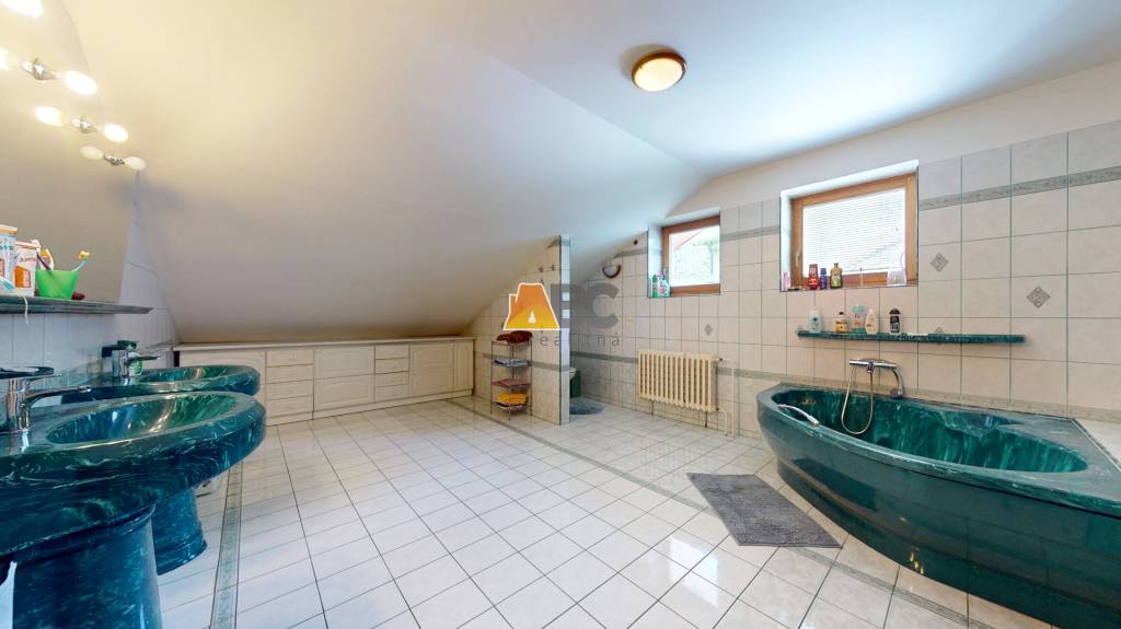 Na predaj Rodinný dom -rezort - Banská Bystrica 4500m2 - 16