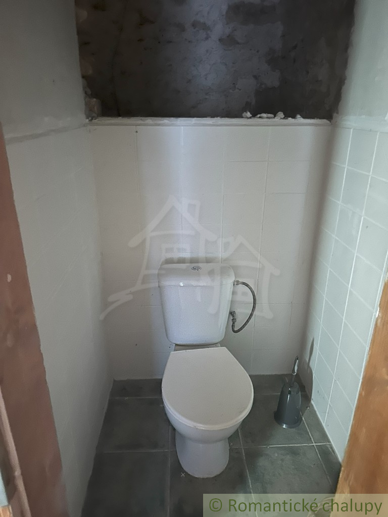 200-ročná kamenná chalupa v horách, obec Lipovec - 16