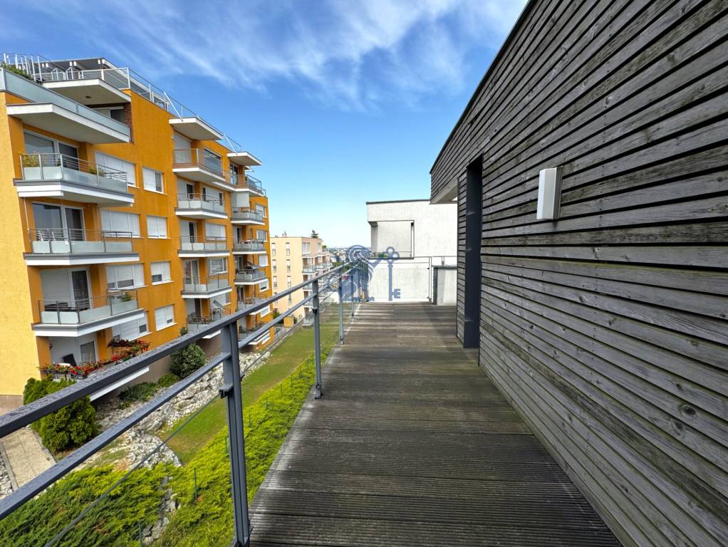 Na prenájom veľký 2- izb. byt na začiatku Koliby s terasou a - 16