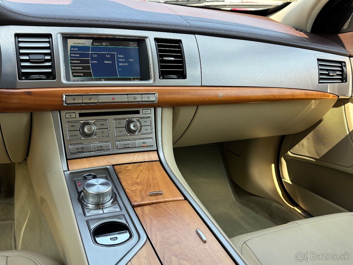 Jaguar XF 2.7D V6 Premium Luxury - 16