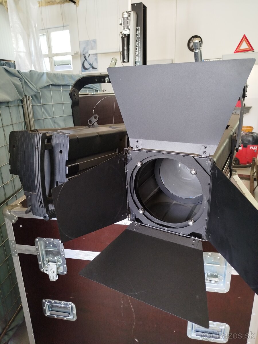 Predám Fresnel - divadelné reflektory Strand Lighting Cadenz - 16