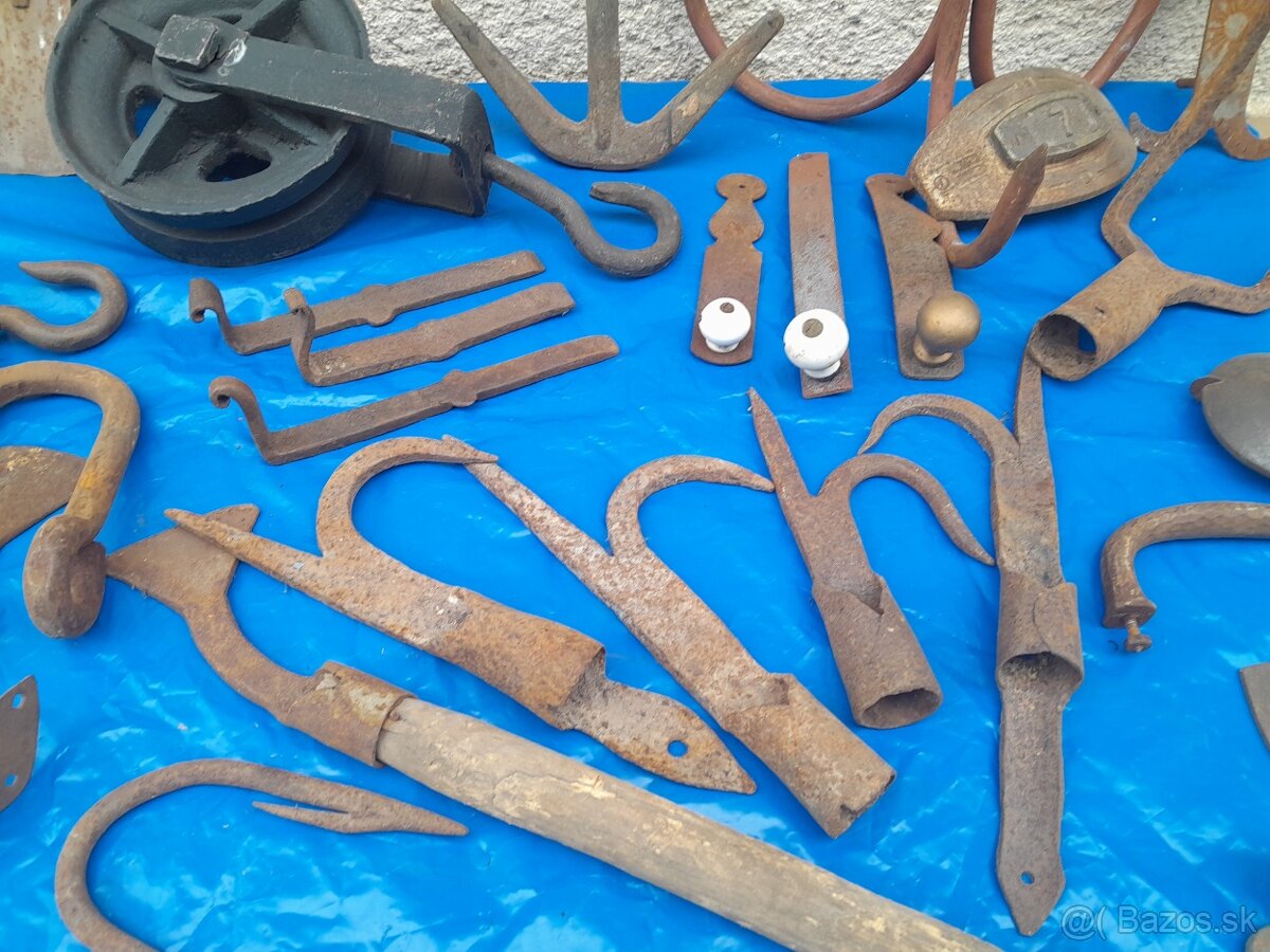 Staré historické ,rustikálne, kované náradie a pomôcky. - 16