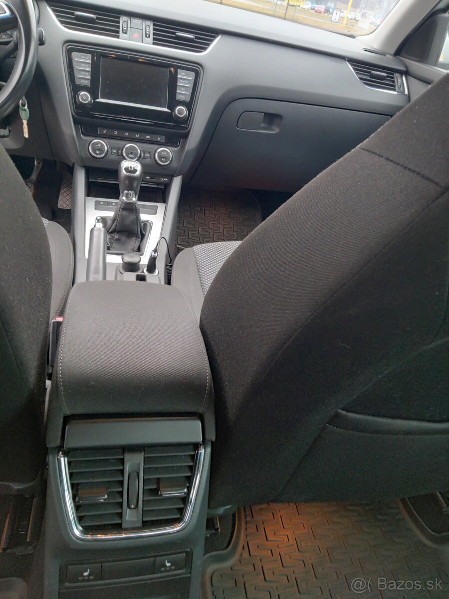 Octavia 1.6 TDI sedan perleť NAVI Vyhrev vzadu - 16