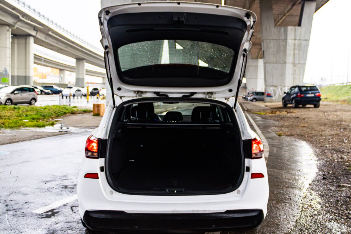 Hyundai i30 CW 1.4i 73kW / TOP STAV / 1. Majiteľ / - 16