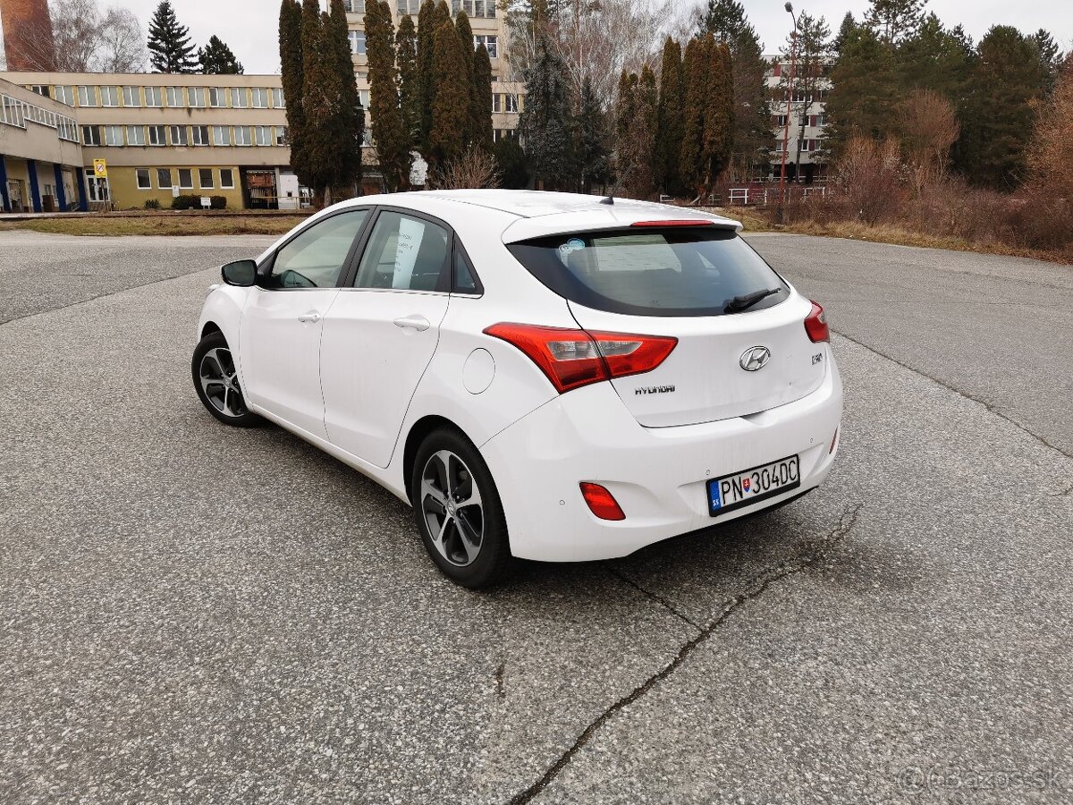 Predám Hyundai i30 1,4i MPI DOHC CVVT Family - 16