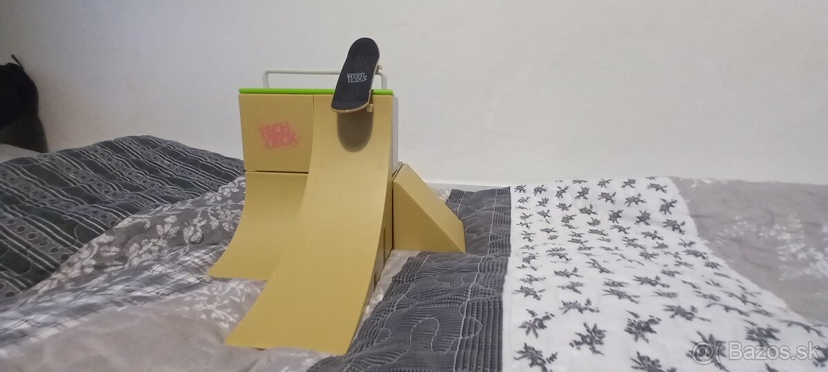Tech Deck display fingerboard - 16
