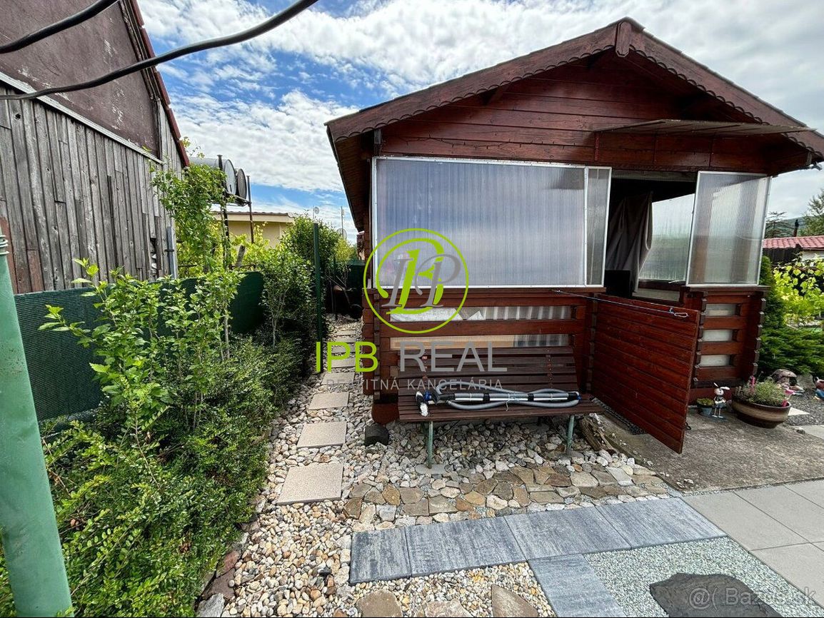 Upravená záhrada s chatou na Žabom majeri - 16