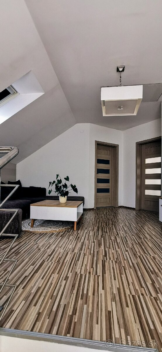 Nadštandardný dom s BAZÉNOM Zlaté Moravce - 16