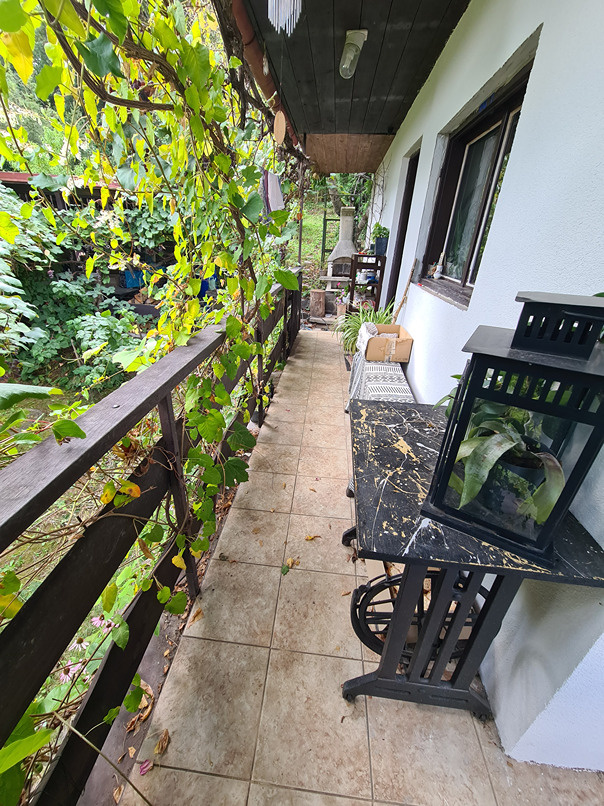 Záhrada s murovanou chatou s nádherným výhľadom - 16