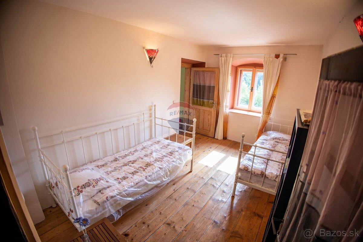 Krásne zrekonštruovaný historický dom v obci Vyhne - 16