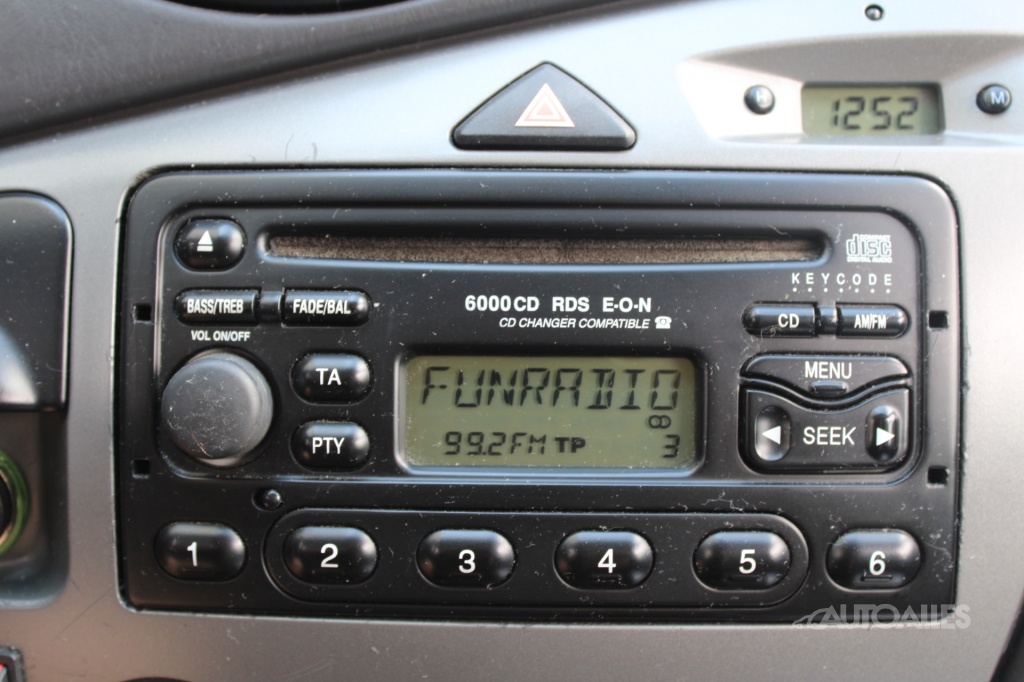 Ford Focus 1,6 i 74 kW SEDAN - 16