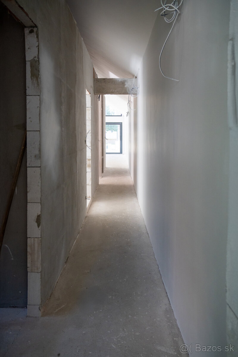 Rodinný dom s moderným vidieckym dizajnom - 16