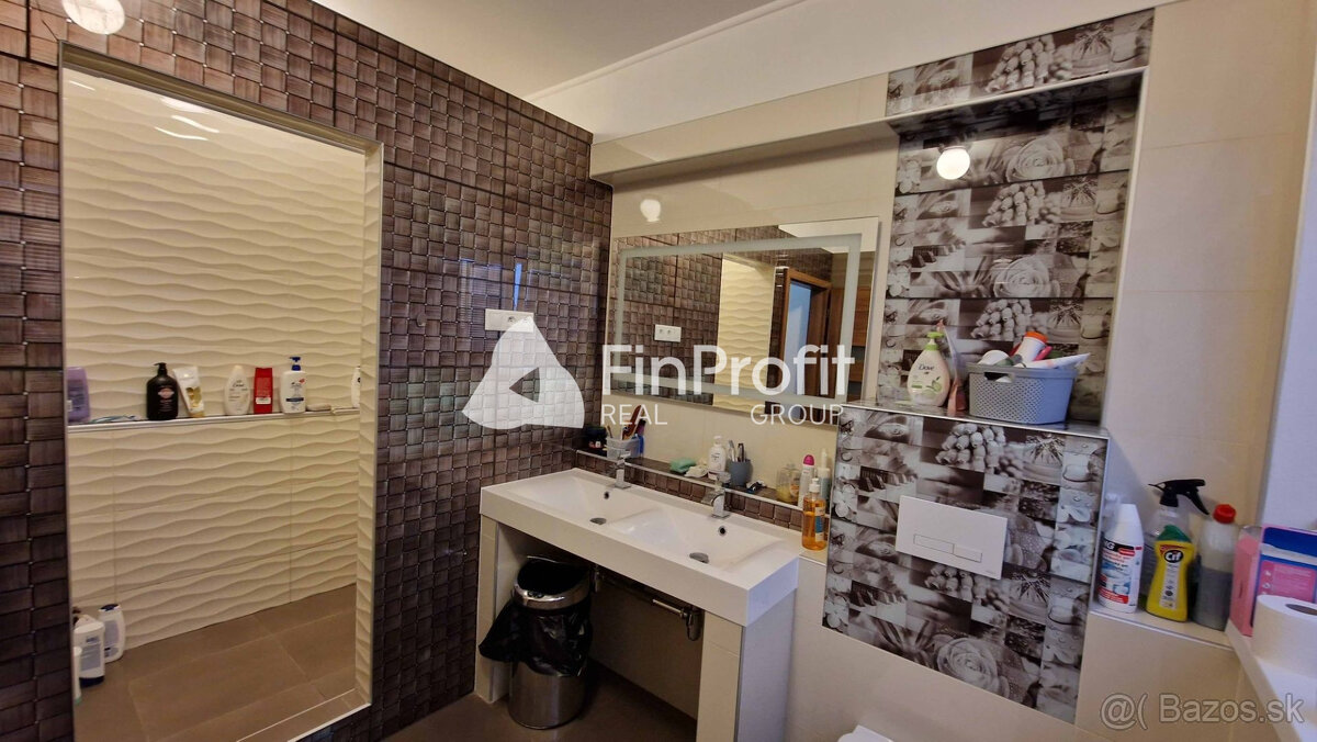 Na predaj veľký polyfunkčný obchodný priestor s rodinným dom - 16