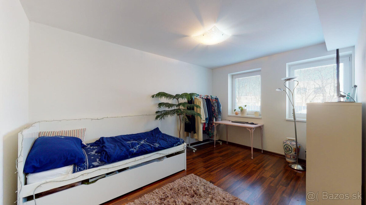 Výmerou nadštandardný rodinný dom, udržiavaná záhrada - 16