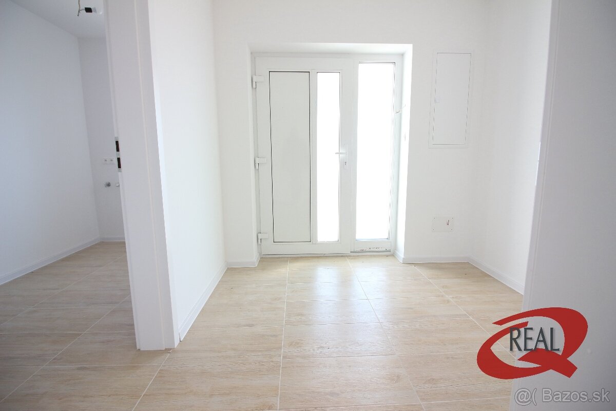 SKOLAUDOVANÝ RODINNÝ DOM, TEHLOVÁ STAVBA, IHNEĎ VOĽNÝ - 16