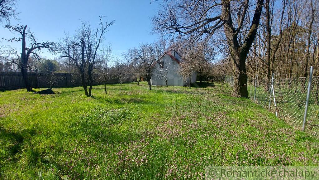 Malá chalúpka na okraji polosamoty s 40 á pozemkom v obci - 16