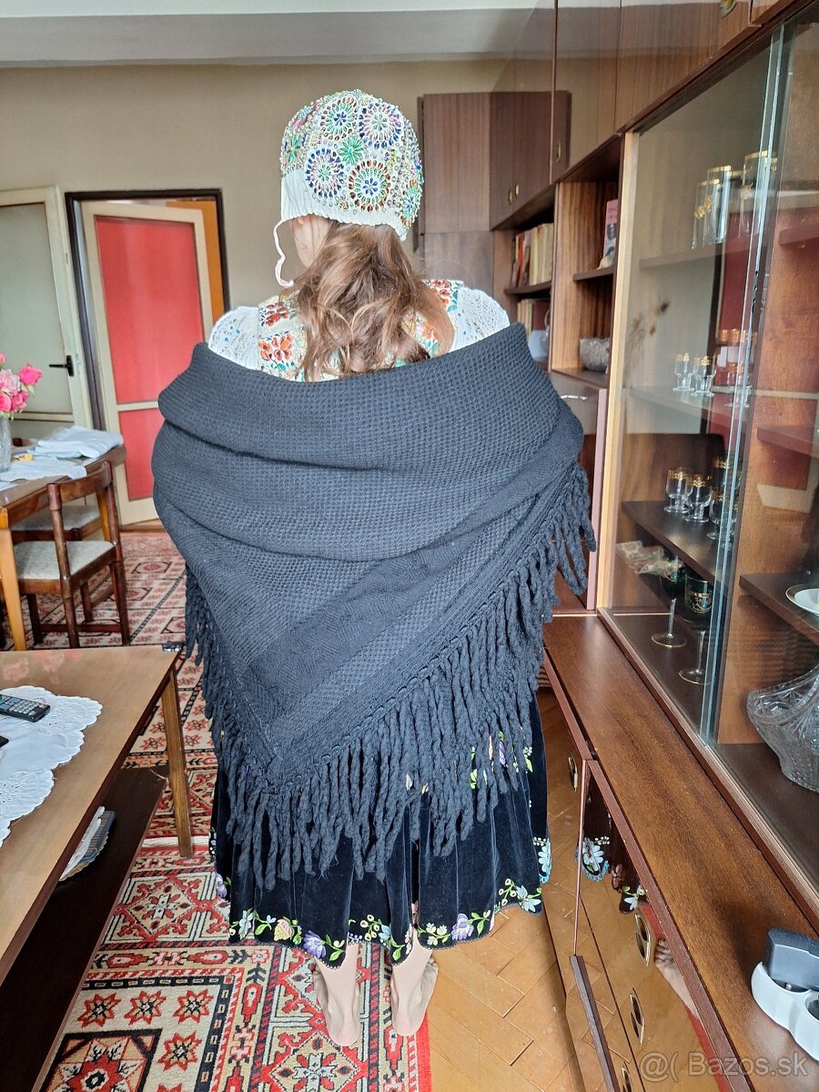 Rucne vysivany kroj zo Zvolenskej slatiny - 16