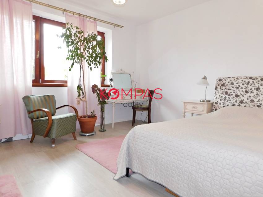 KRÁSNY RODINNÝ DOM SO ZÁHRADOU A DREVENÝM ALTÁNKOM V OBCI LU - 16