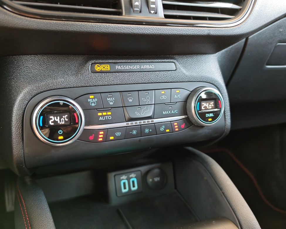 Ford Focus Kombi 1.5 TDCi EcoBlue ST-Line A/T//AJ NA SPLÁTKY - 16