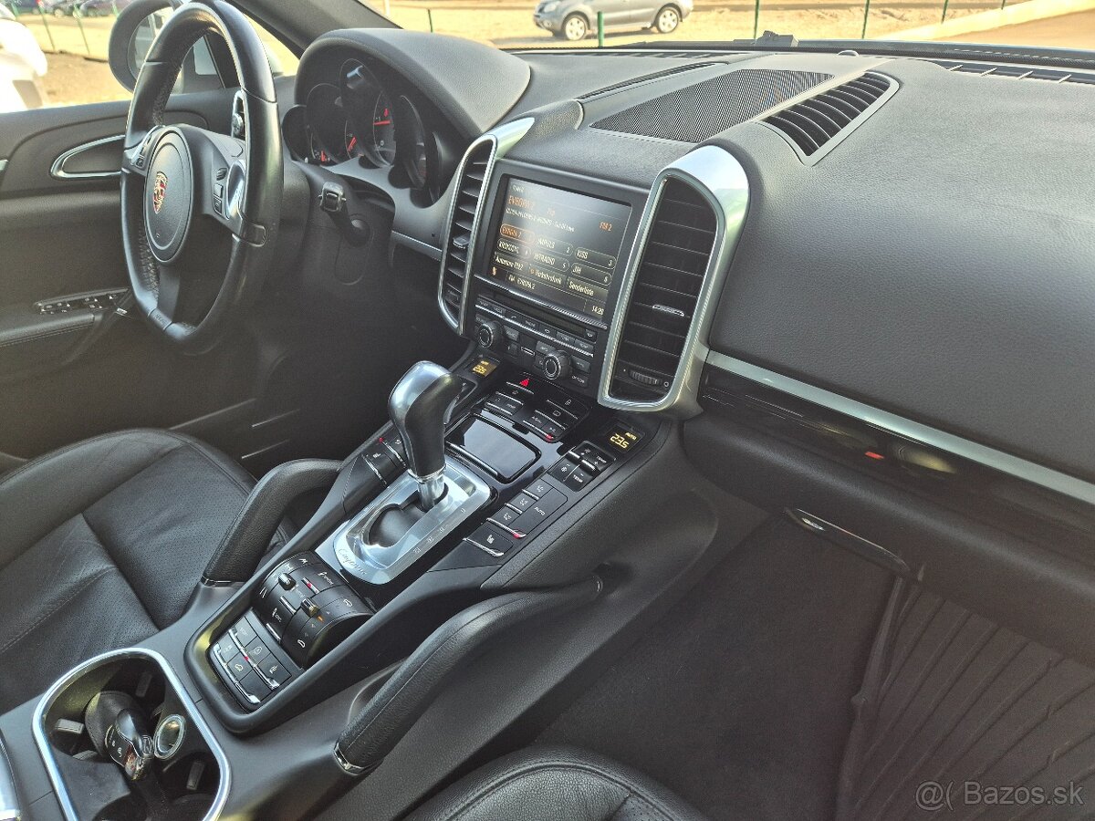 Porsche cayenne 3.0 TDI plná výbava - 16
