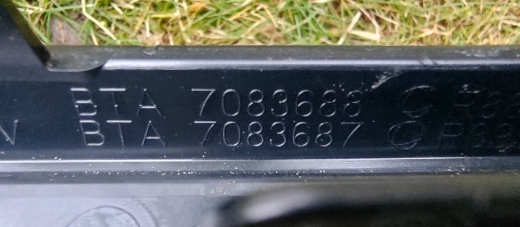 Mercedes W236 C253 W253 - podblatnik maska lem - 16