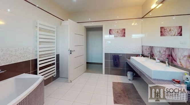 Nadčasový inteligentný bungalov na upravenom pozemku vo VK - 16