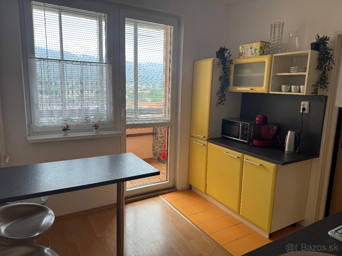 3-IZBOVÝ BYT S LOGGIOU S VÝHĽADOM NA MARTNSKÉ HOLE - 16