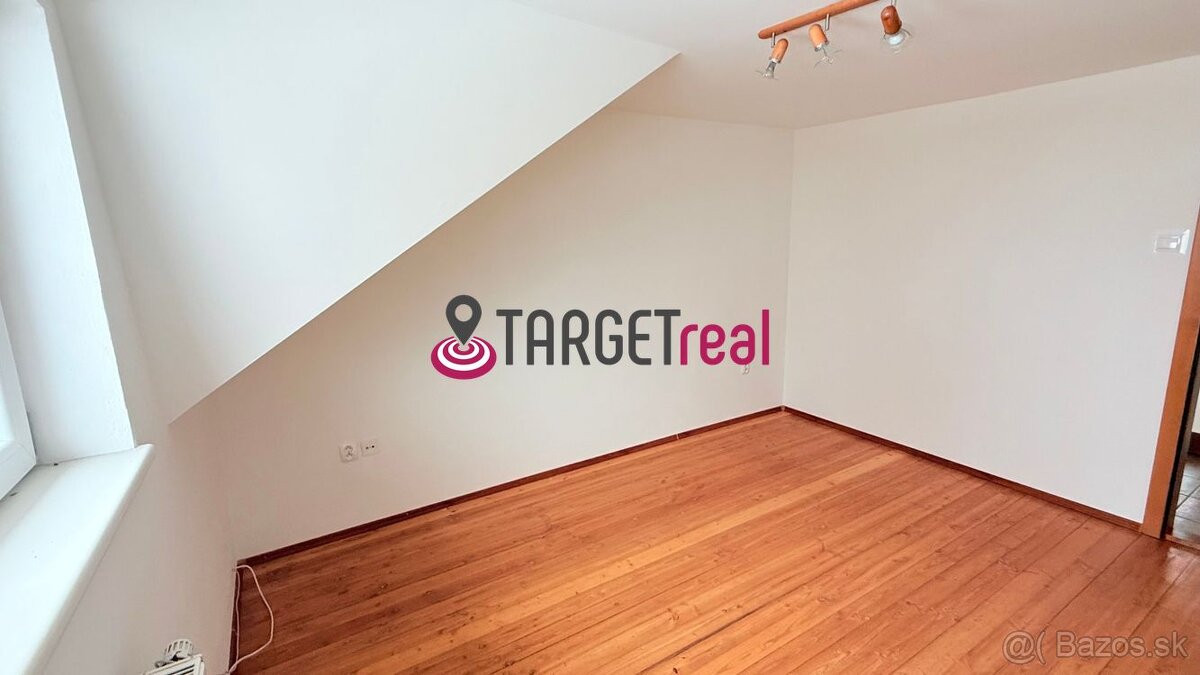 NA PREDAJ – Rodinný dom s veľkým pozemkom a dvomi bytovými j - 16