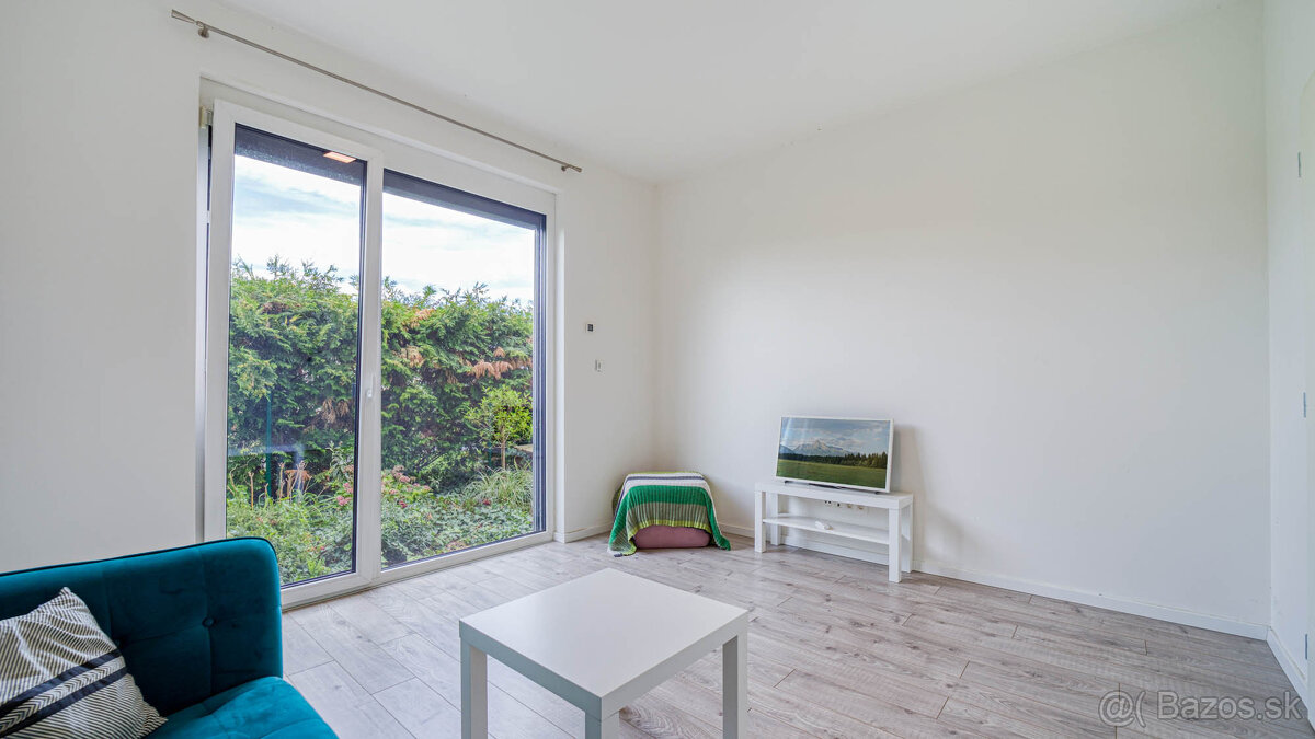 Príjemný 3-izbový byt s predzáhradkou a parkovaním TRI VODY - 16