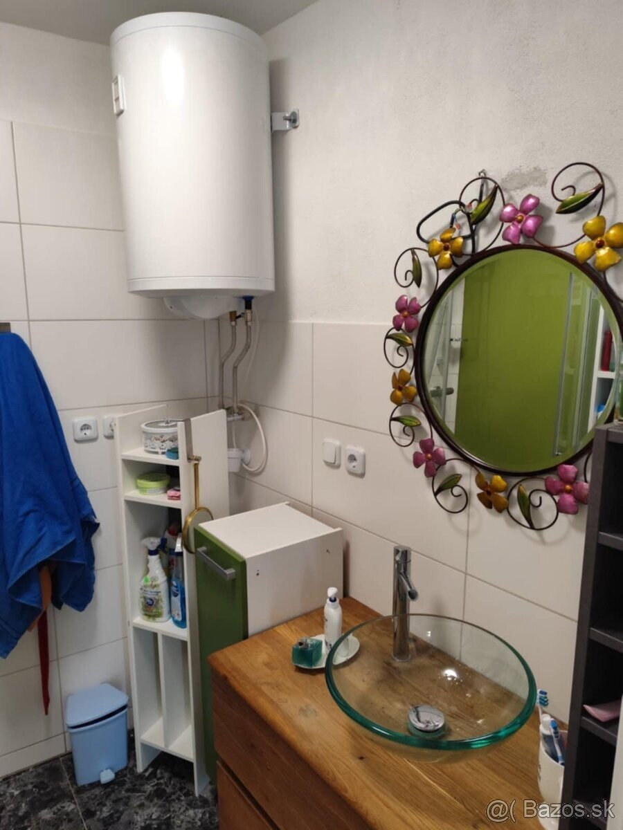 Zrekonštruovaný, zariadený rodinný dom s garážami vo Svodine - 16