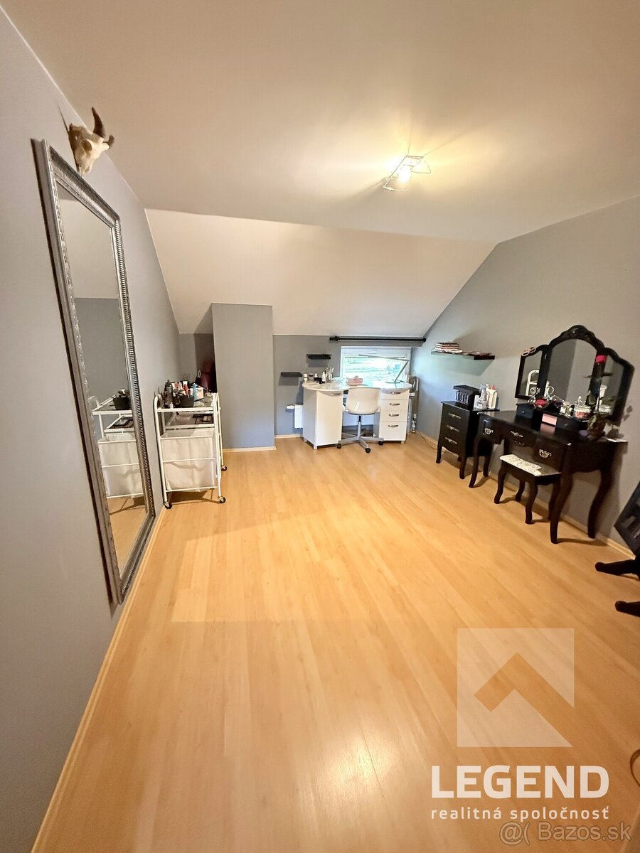 Veľký dom 5i+1 RD v Krajnom - 455m2, garáž, veľká terasa - 16