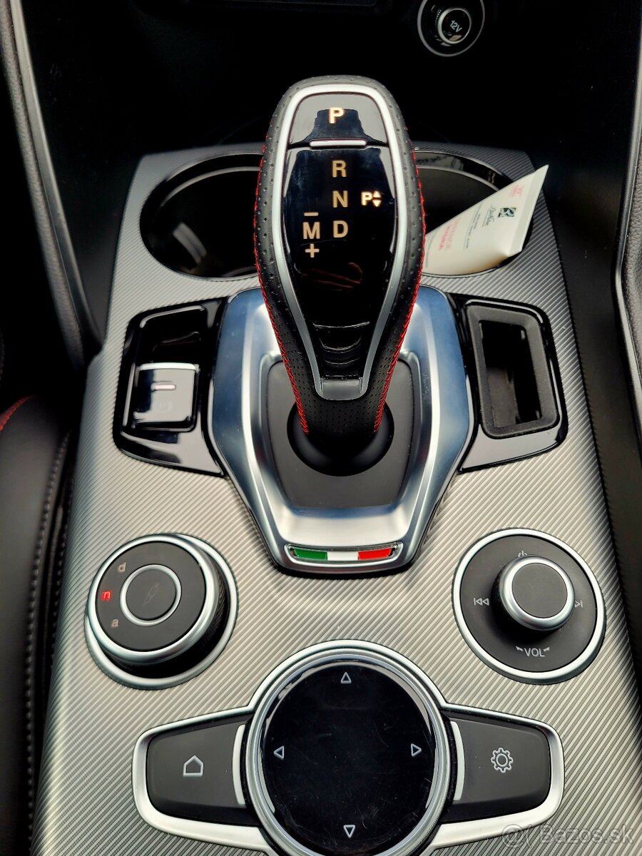 Alfa Giulia 2.0 COMPETIZIONE Q4 benzín 206kw (DPH) - 16