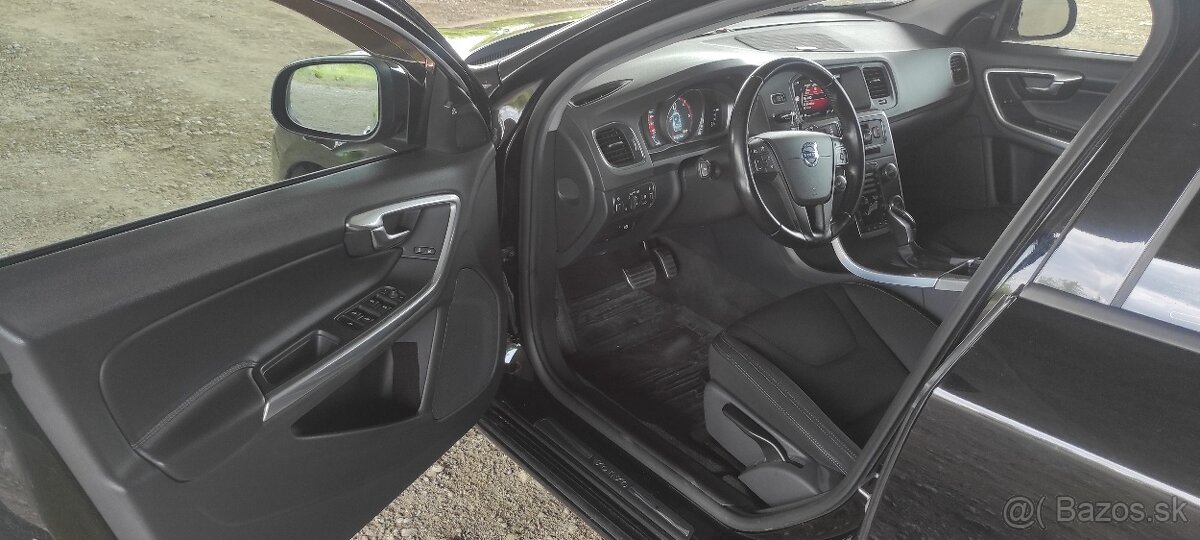 Volvo V60 D4 2.0L Drive-E Base Geartronic 133kW181HP A8 - 16