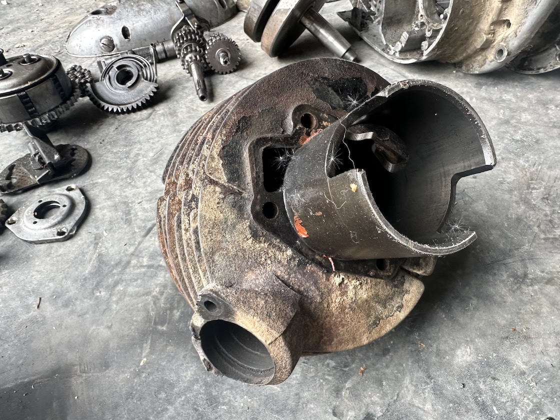 Predám DIELY motora ČZ 250/455 - 16