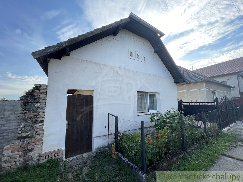 Priestranný stavebný pozemok s malým domčekom v kľudnej ča - 16