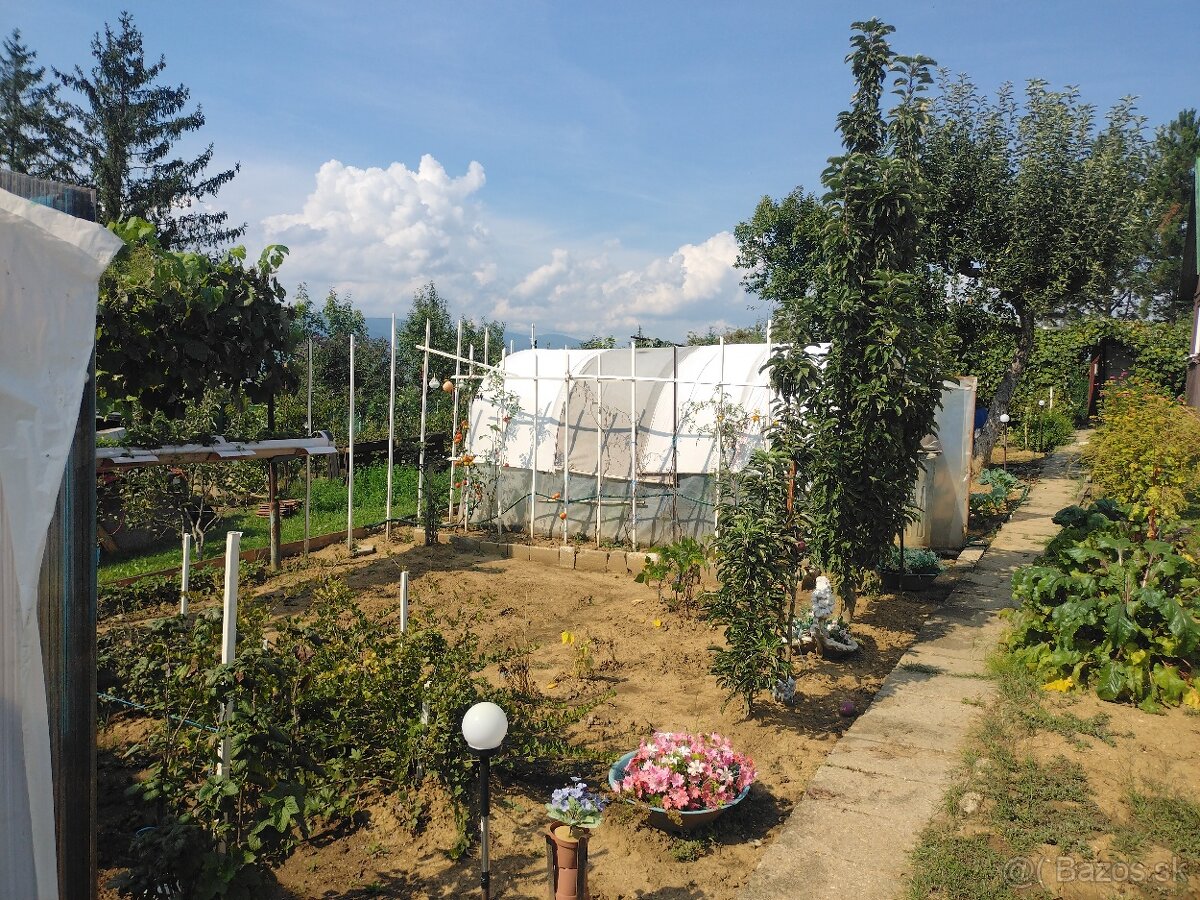 Záhrada s chatou Prievidza - 16