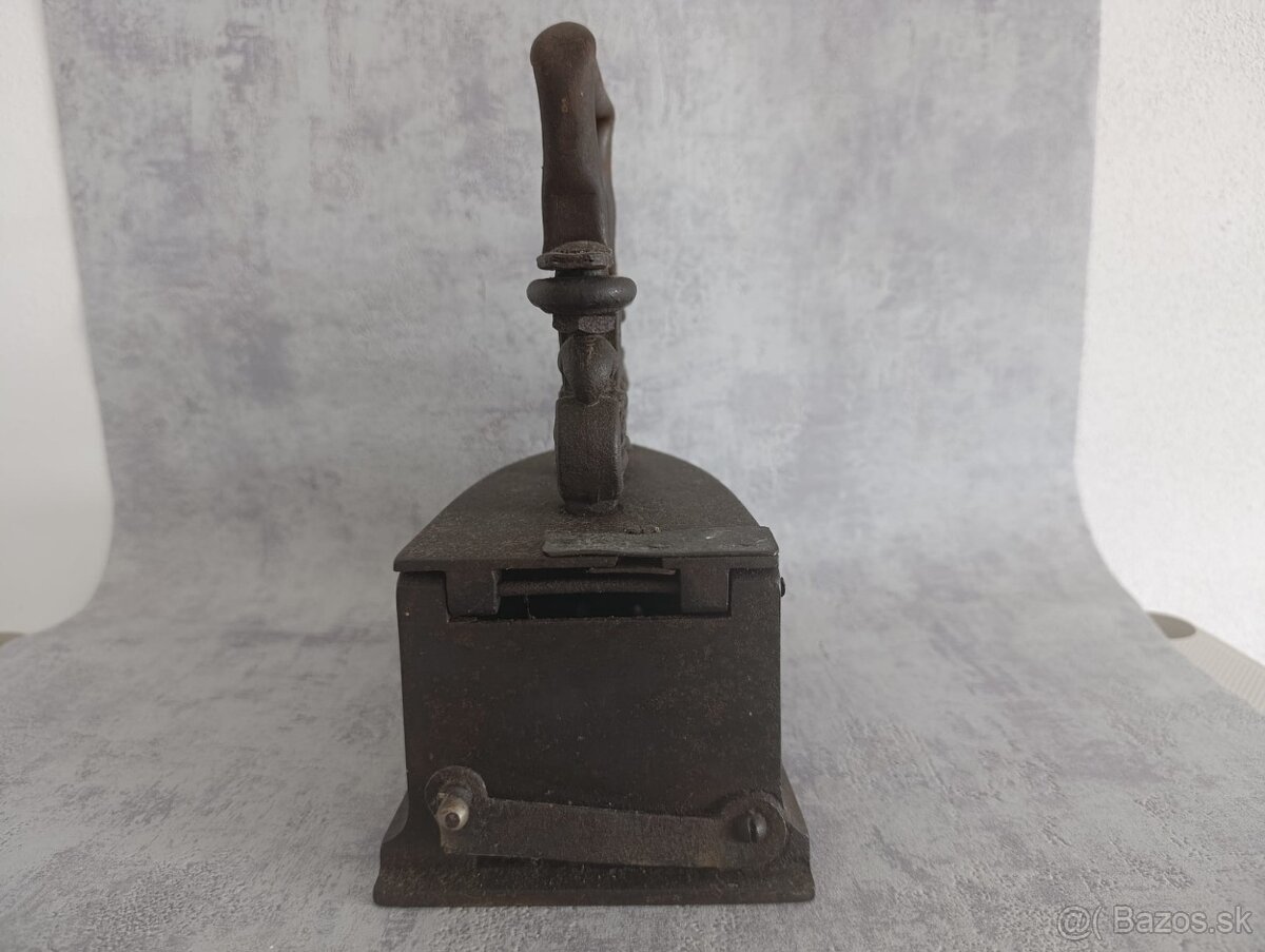 Velká stará atypická a málo běžná žehlička DRAK - 16