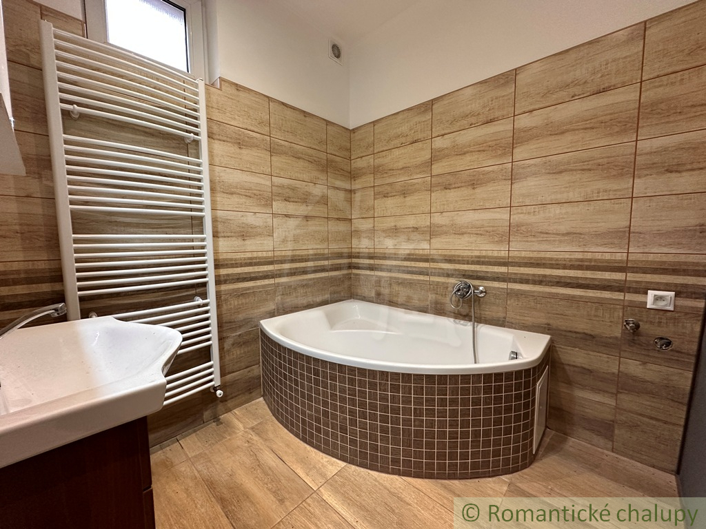 Priestranný rodinný dom v Kolárove – ideálne bývanie aj in - 16