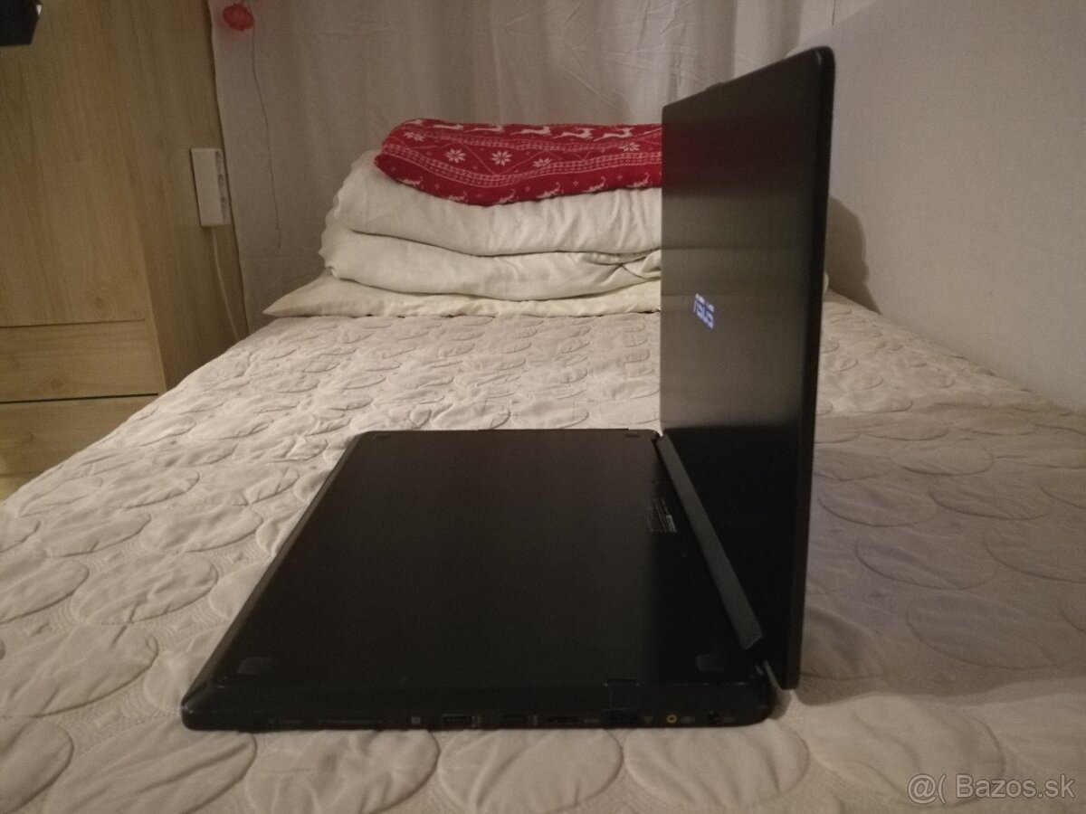 Asus. (2-v-1) konvertibilný notebook s dotykovým displejom. - 16