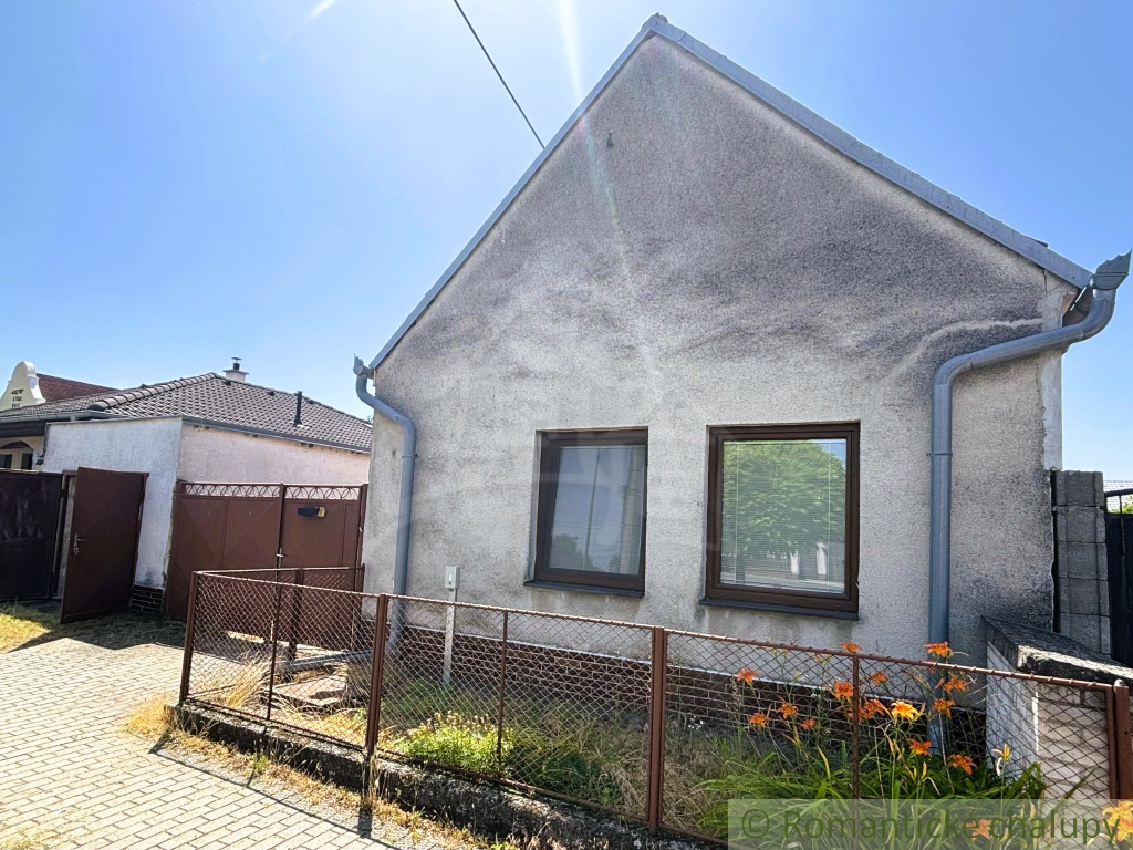 3-izbový rodinný dom s garážou v centre obce Jakubov , okr - 16