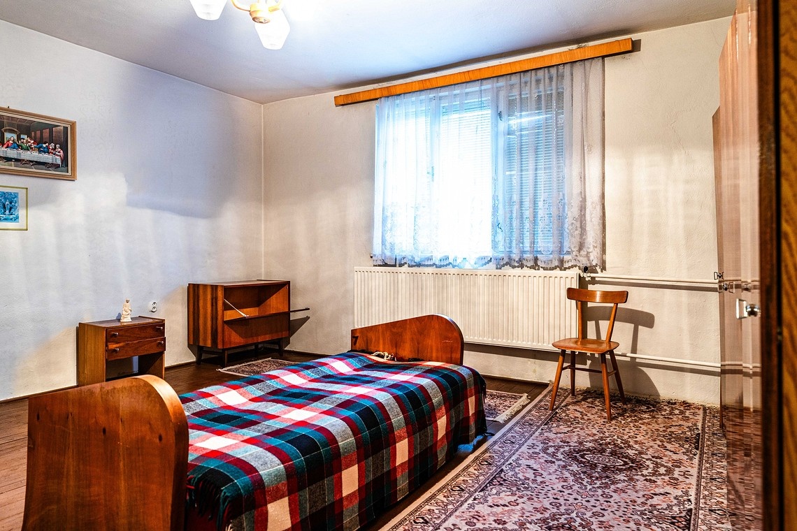 GIRALTOVCE-veľký pozemok 2.196 m2, podpivničený dom, 3xizba - 16