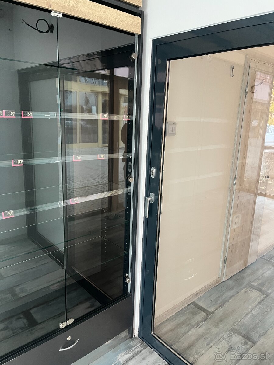 Na prenájom presklený priestor v centre Lučenca - 16