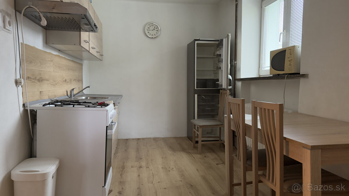 NA PREDAJ: 2i byt s balkónom v pôvodnom stave Valaská ul.TDH - 16