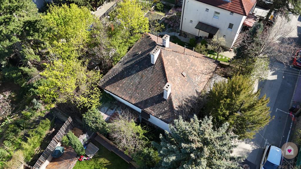 STARŠÍ RODINNÝ DOM S 669 m2 POZEMKOM v lukratívnej lokalite - 16