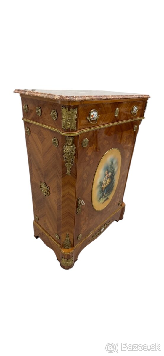 Komoda s bohatým zdobením - 16