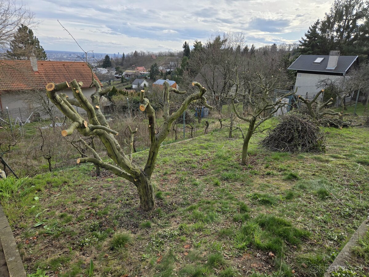 Lukratívny Pozemok 512m² s Murovanou Chatou v Rači pod Lesom - 16