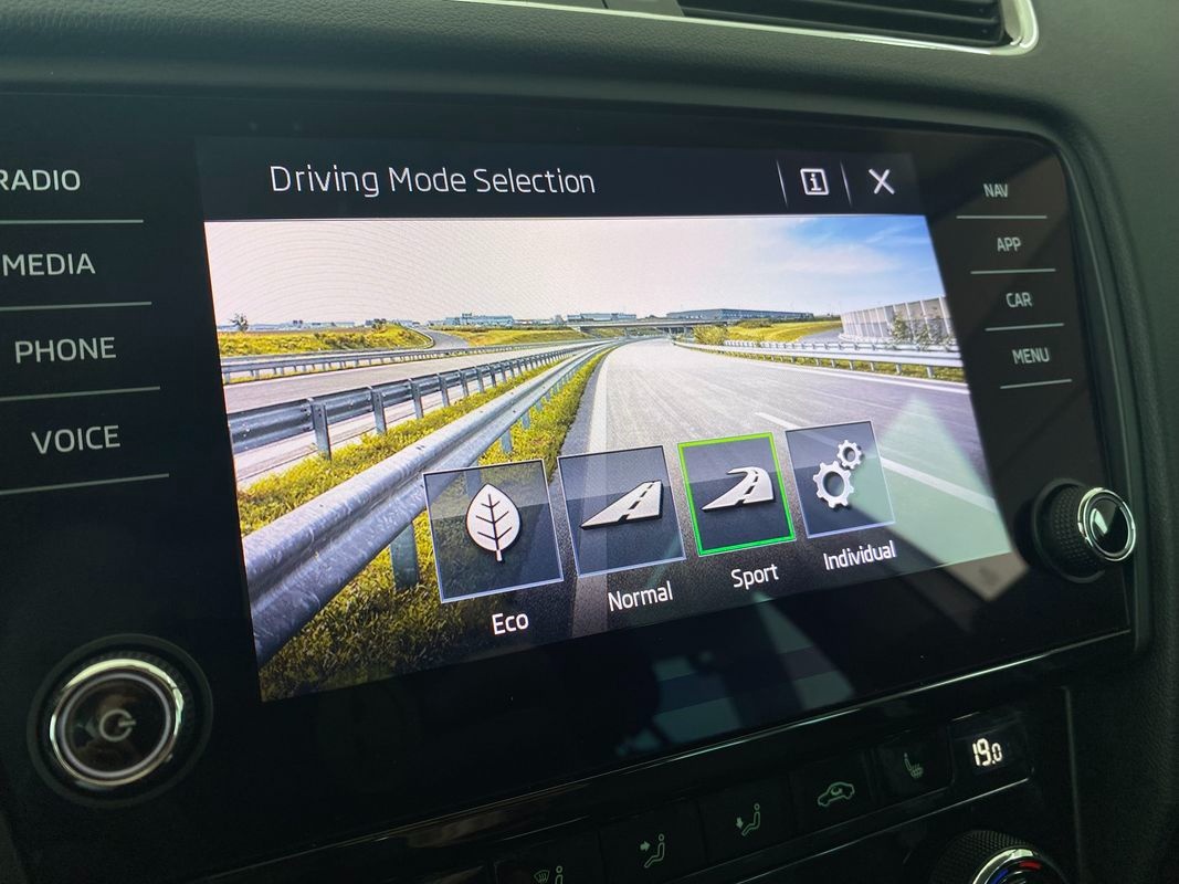 Škoda Octavia Combi 2.0 TDI DSG 110kW Style - 16